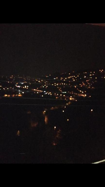 Blick auf die Stadt in der Nacht mit Lichtern in der Unterkunft Rize manzara evi 