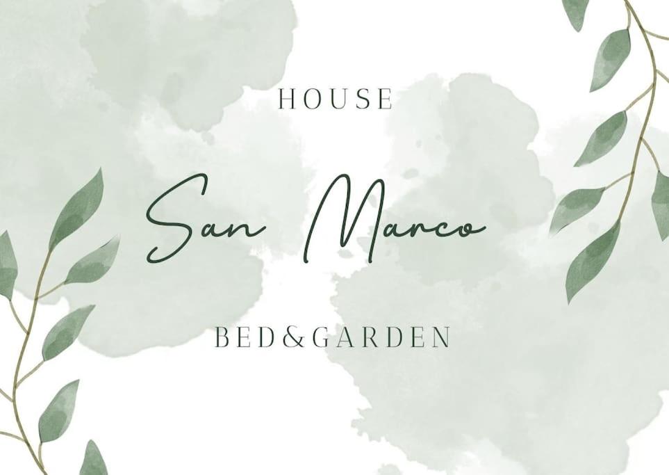eine Hochzeitseinladung mit weißen Blumen und einem Bett und Garten des Hauses in der Unterkunft San Marco Bed&Garden in Livorno