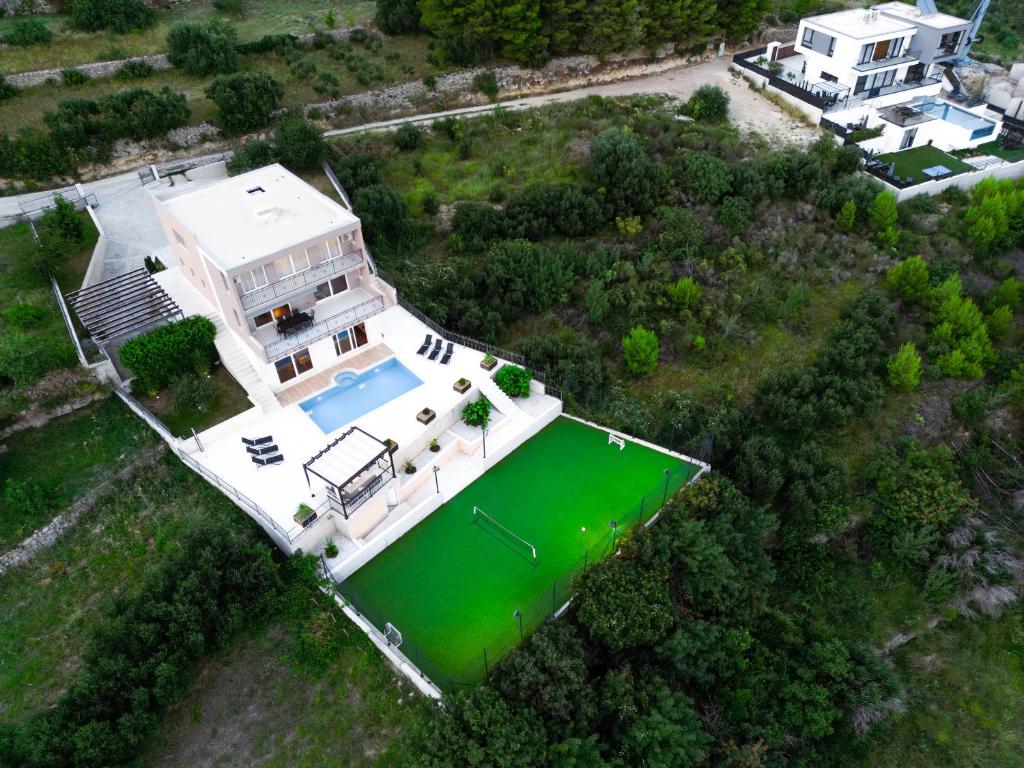 an aerial view of a large house with a green yard at Villa Diosa de la Aurora in Klis