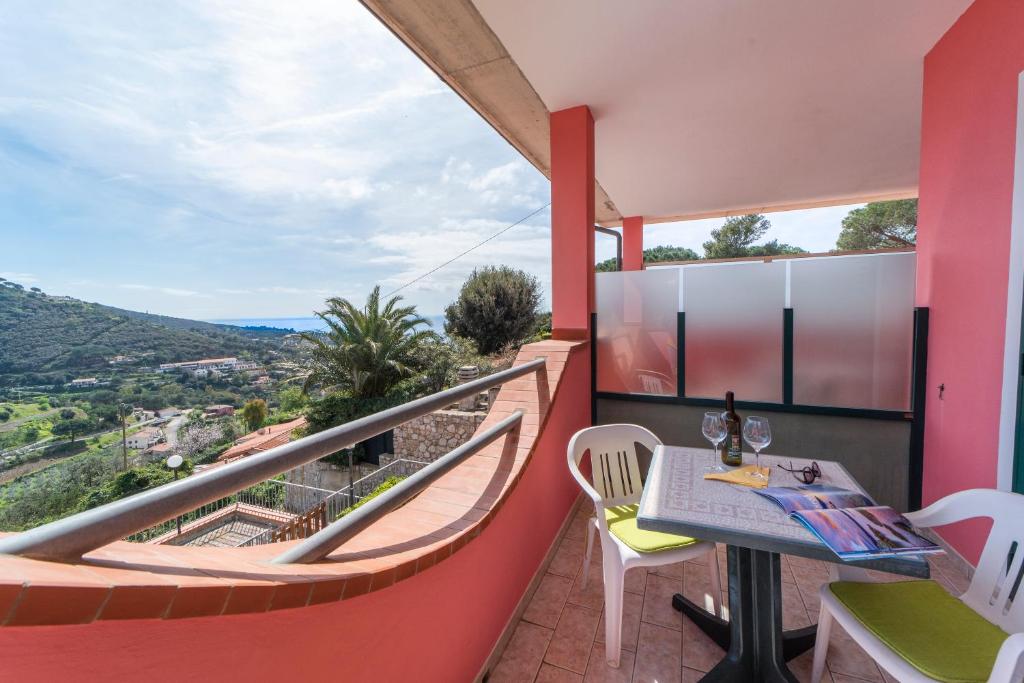 un balcón de una casa con mesa y sillas en Villetta Grazia, en Capoliveri