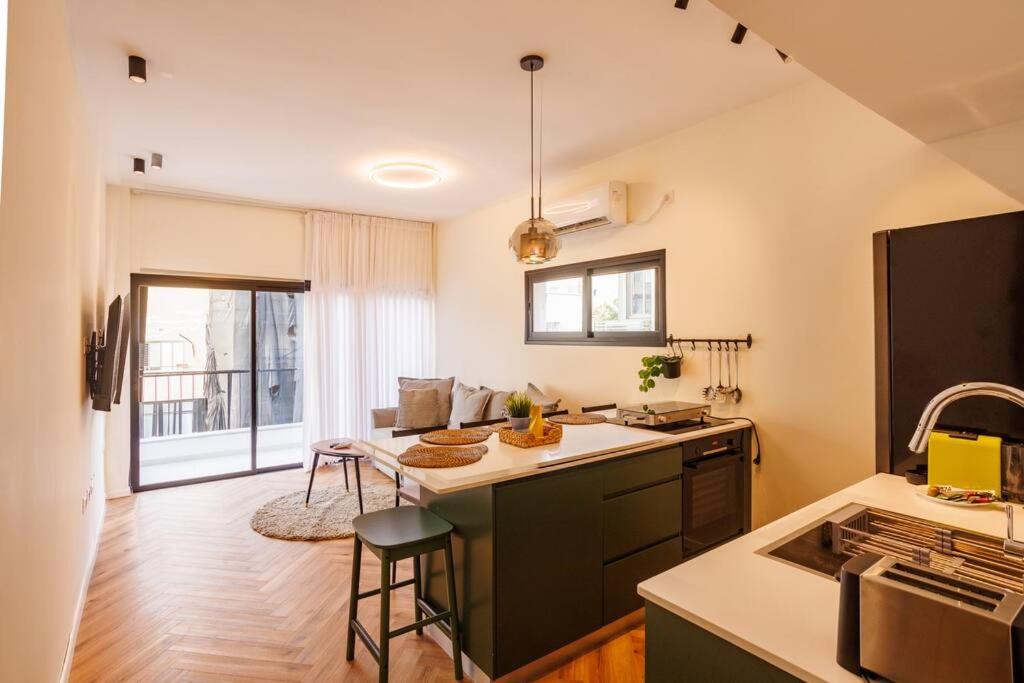 een keuken en een woonkamer met een aanrecht bij The Bograshov in Tel Aviv