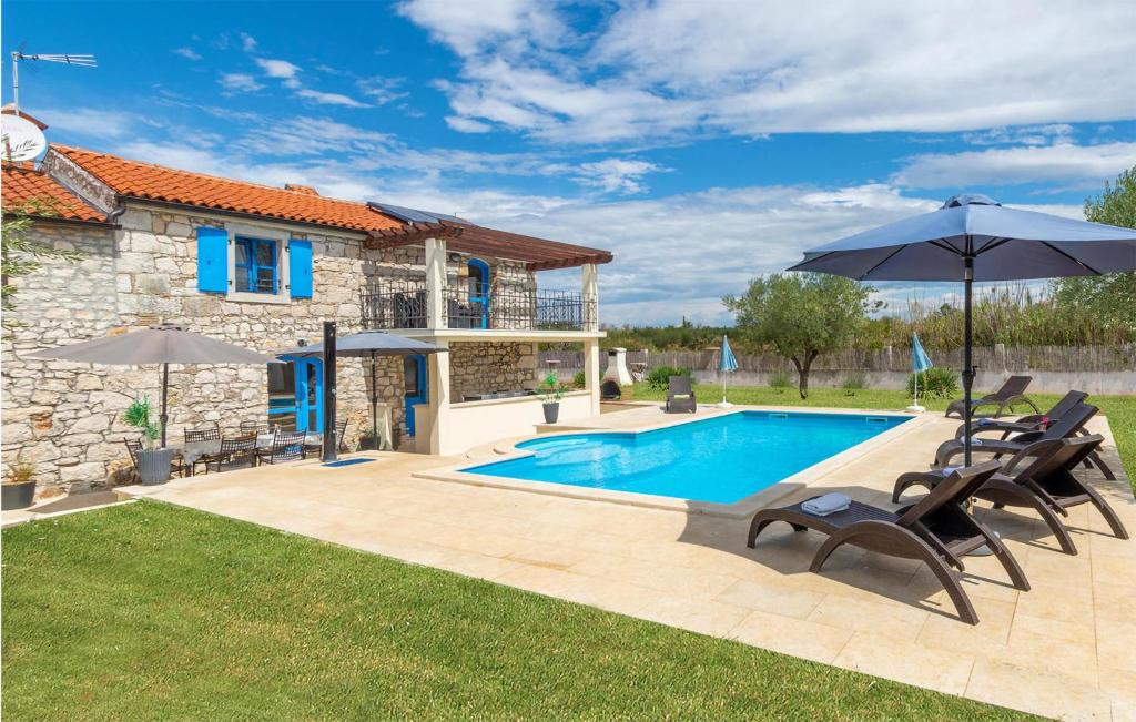 Villa con piscina y casa en Awesome Home In Mihelici With Wifi, en Buici