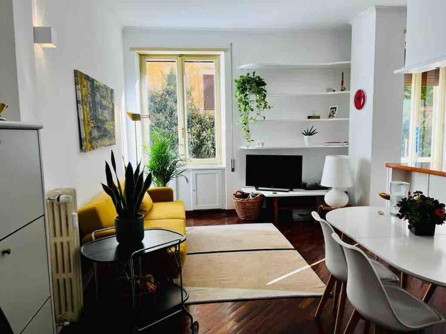 uma sala de estar com um sofá amarelo e uma mesa em Magnifico appartamento quartiere Trieste/Africano em Roma
