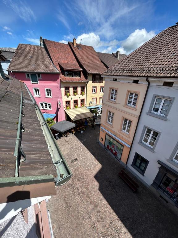 una vista aérea de un grupo de edificios en Altstadtliebe en Bad Säckingen