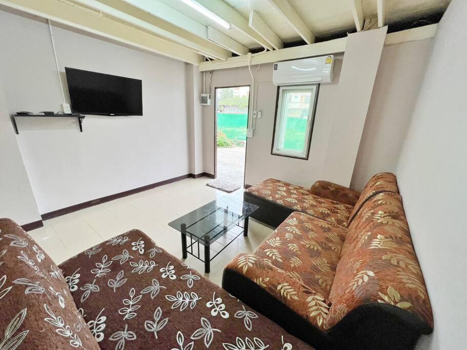 Televiisor ja/või meelelahutuskeskus majutusasutuses บ้านเช่า Wilai Townhome Udon