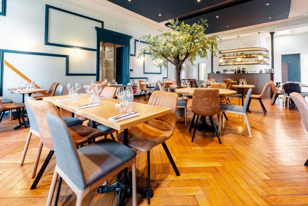 Reštaurácia alebo iné gastronomické zariadenie v ubytovaní Hôtel Gallia