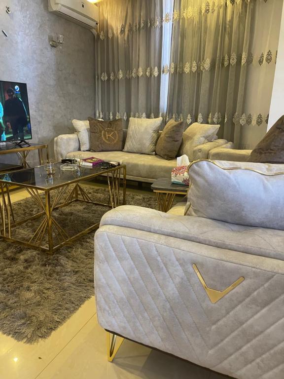 Svetainės erdvė apgyvendinimo įstaigoje Modern-Chic Property for renting in Sheikh Zayed N2 - شقة أرضي بمدخل خاص- الشيخ زايد Family only