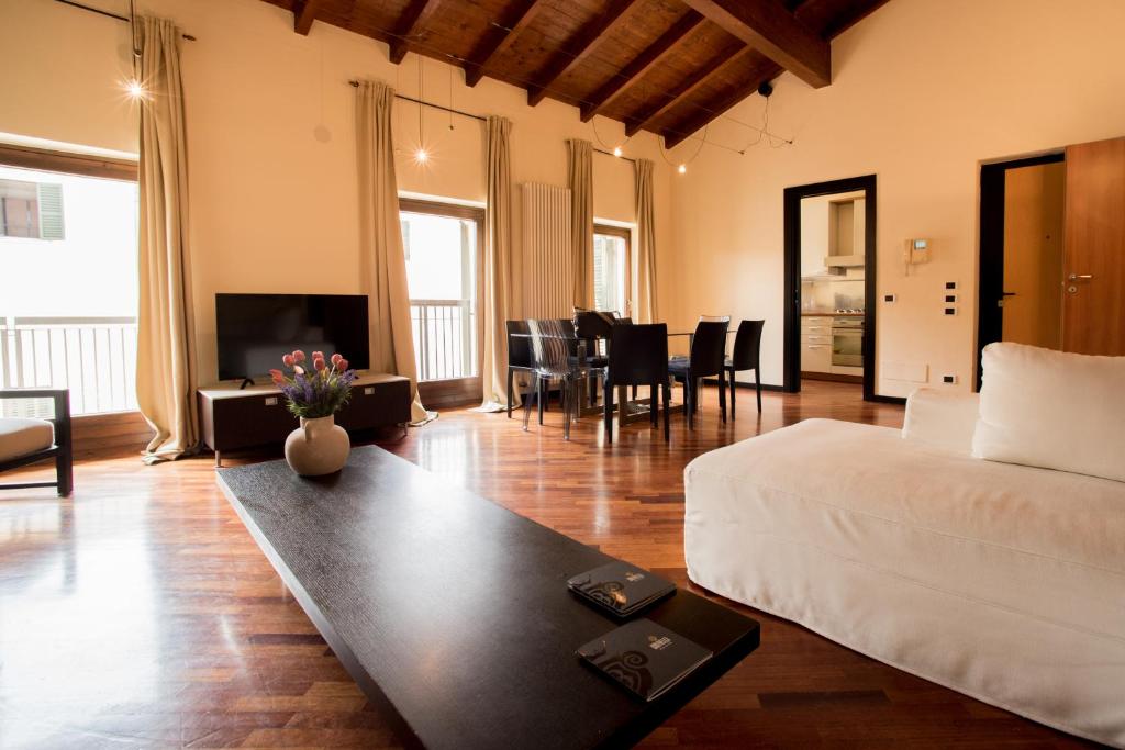 un soggiorno con divano bianco e tavolo di Residenza Sweet Juliet a Verona