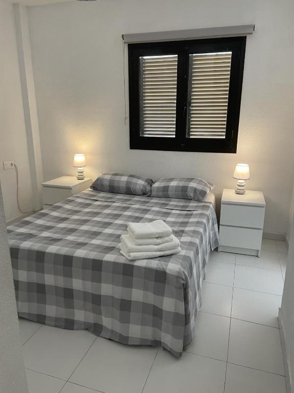Postel nebo postele na pokoji v ubytování Cosy 3-bedroom Duplex with pool close to the beach