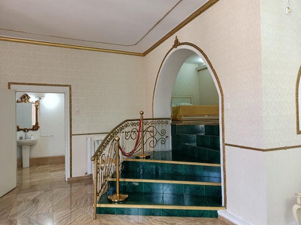 uma escada num quarto com um espelho em Villa5floors em Chisinau
