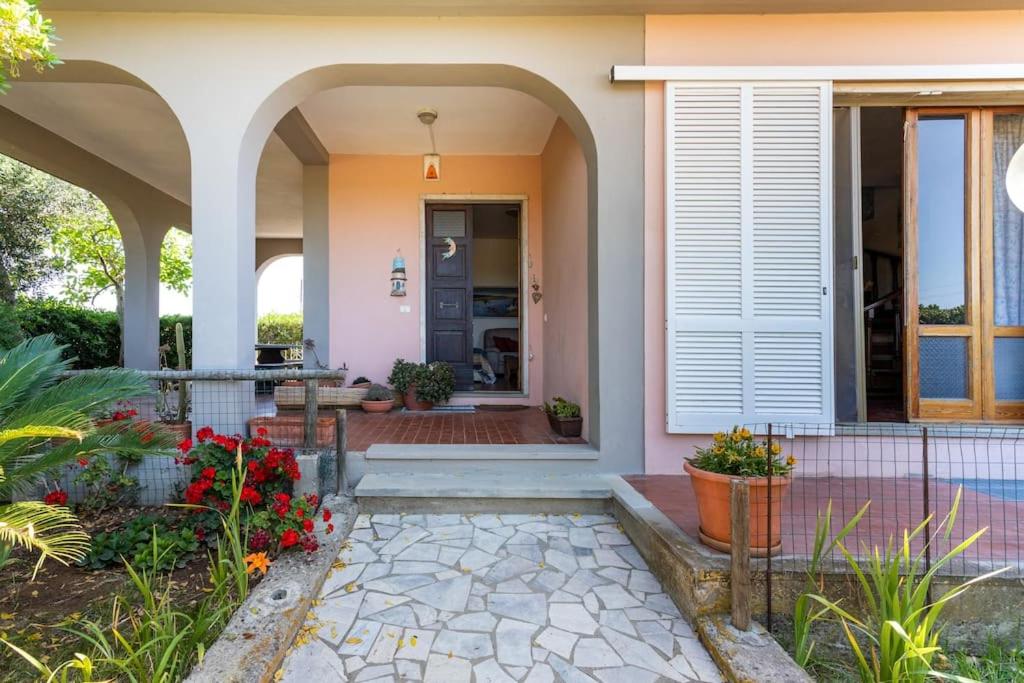 ein Haus mit einer Veranda und einer Terrasse in der Unterkunft Casa Velio in Castiglione della Pescaia