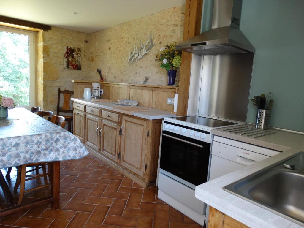 Kuchnia lub aneks kuchenny w obiekcie La Geneste un gîte dans la campagne sarladaise