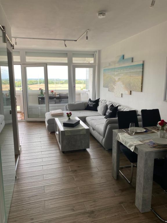 ein Wohnzimmer mit einem Sofa und einem Tisch in der Unterkunft Ferienwohnung Lieblingsplatz in Sierksdorf
