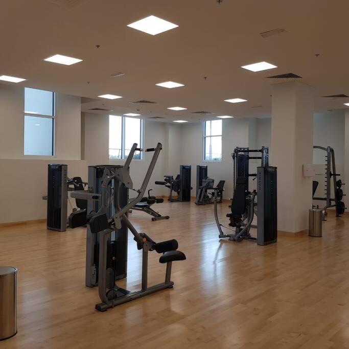 Fitness centrum a/nebo fitness zařízení v ubytování B12 Studio near Ferrari world, with canal and pool view