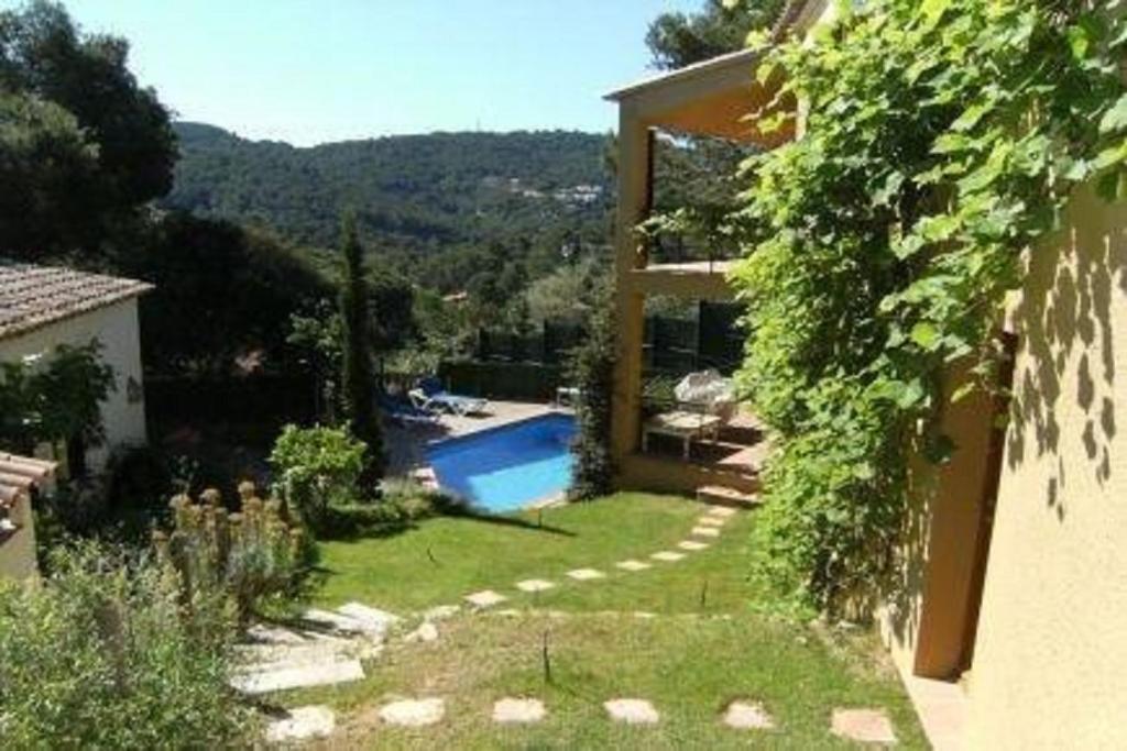a house with a yard with a swimming pool at Villa MUĞLA bodrum in Bodrum City
