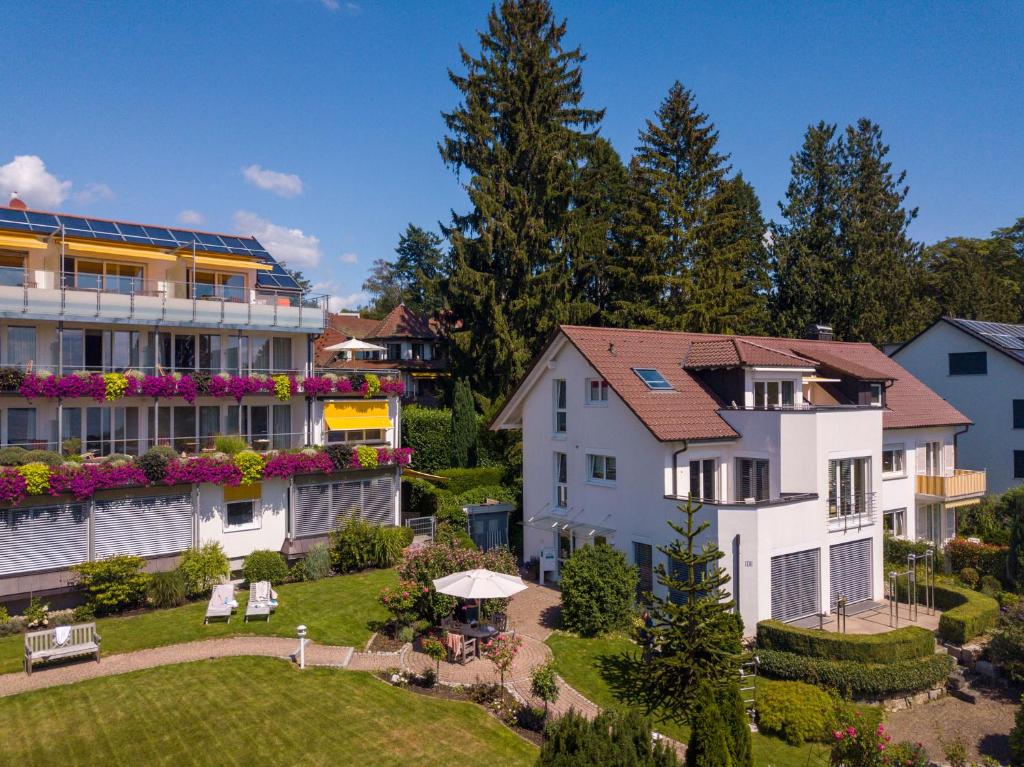 una vista aérea de una casa con jardín en Röther Gesundheitszentrum Bodensee, en Überlingen