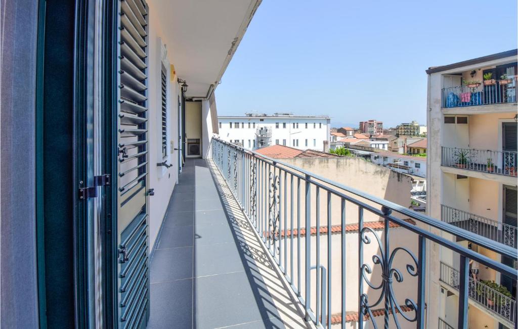 uma varanda com vista para a cidade em Gorgeous Apartment In Santa Maria Capua Vete With Wifi em Santa Maria Capua Vetere