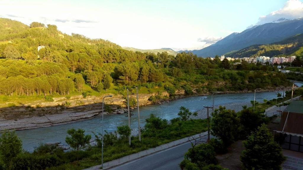 Blick auf einen Fluss mit Straße und Berge in der Unterkunft Panoramic Vjosa Escapes in Përmet