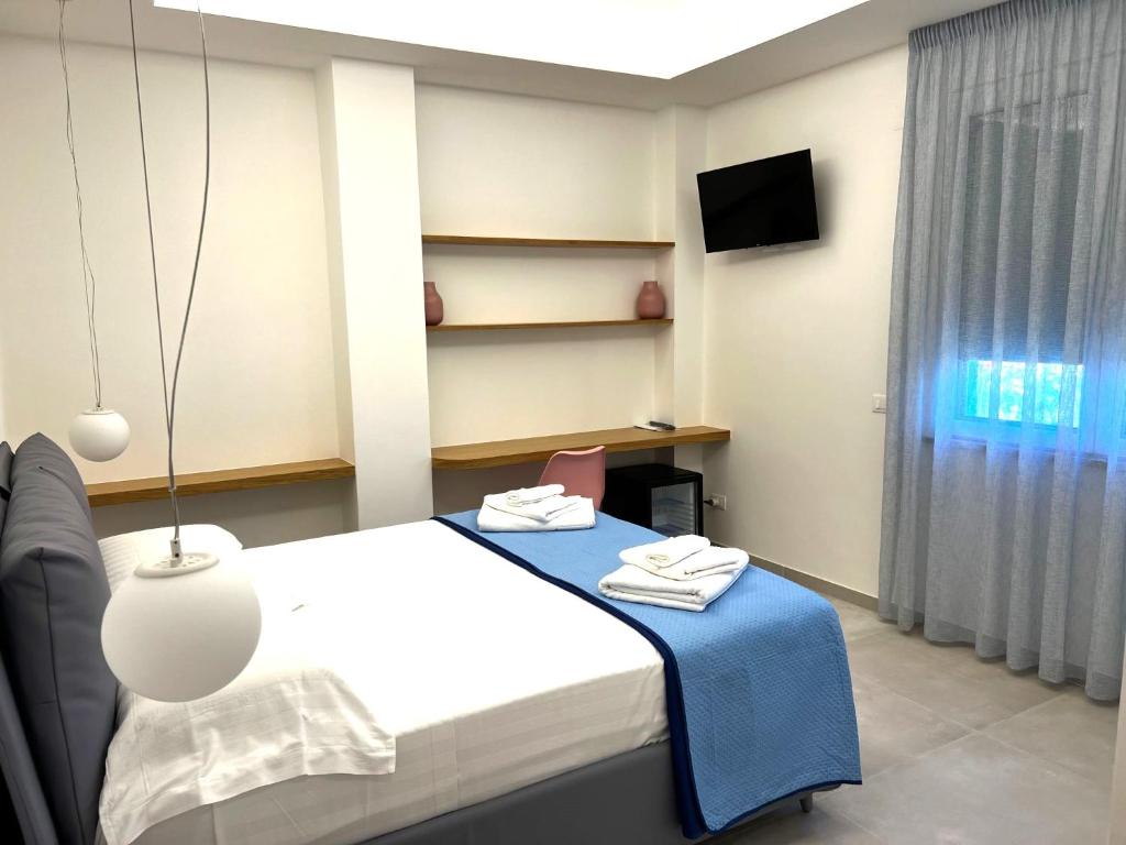 ein Krankenhauszimmer mit einem Bett und einem TV in der Unterkunft Elios Badino B&B in Terracina