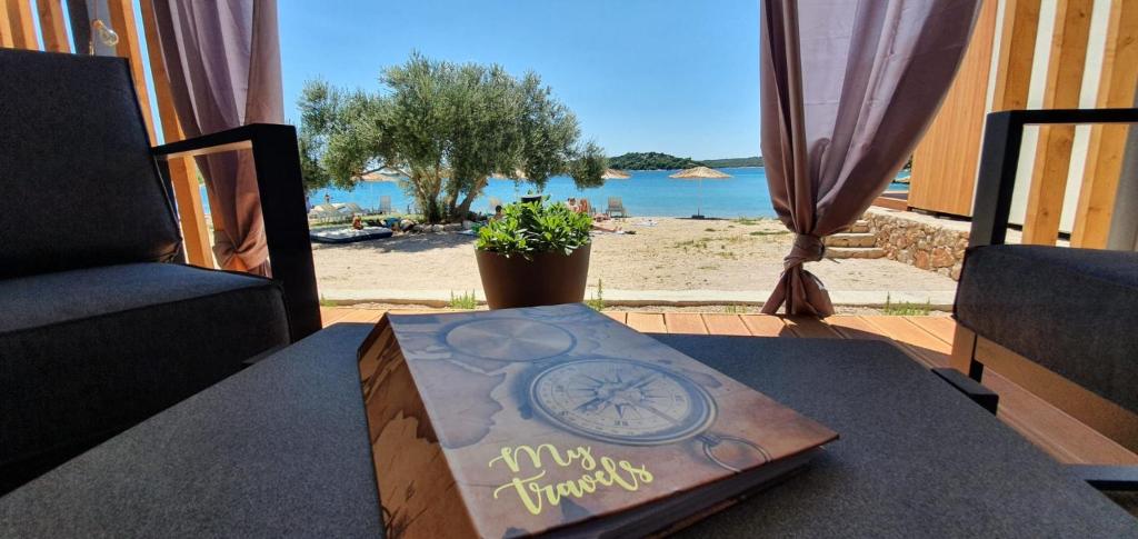 a box on a table with a view of a beach at VORTEX mobile homes in Tisno