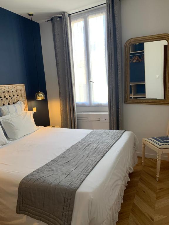 Lumineux 2 pièces Vieil Antibes tesisinde bir odada yatak veya yataklar