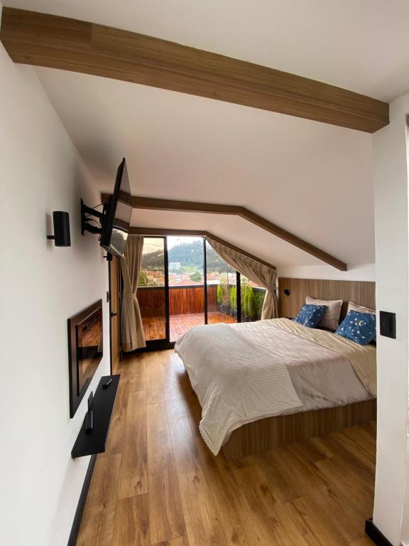 een slaapkamer met een groot bed en een groot raam bij 4a 1242BNB in Cuenca