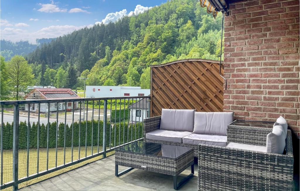 eine Terrasse mit einem Sofa und einem Tisch auf dem Balkon in der Unterkunft 3 Bedroom Nice Apartment In Lautenthal in Lautenthal