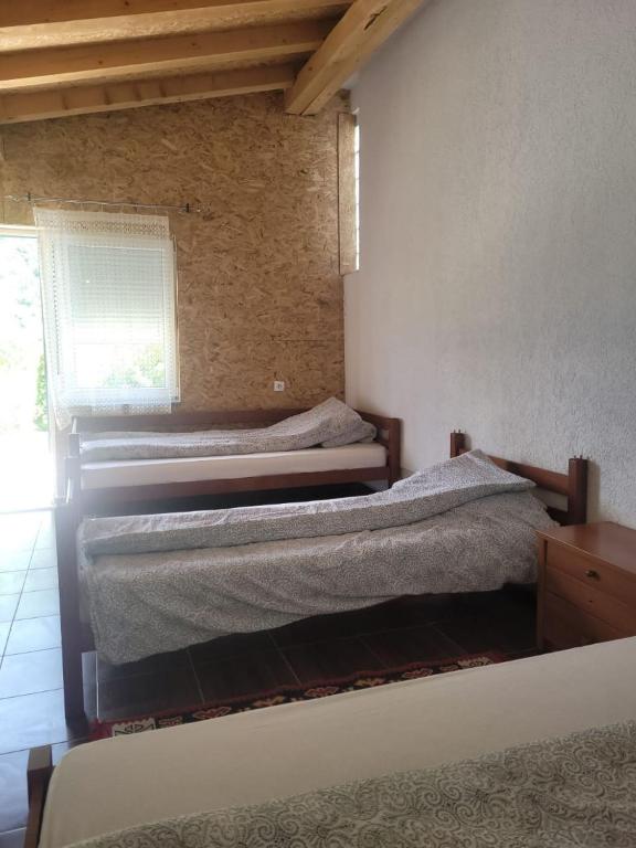 Lola Guest House - Family Room With Mountain View