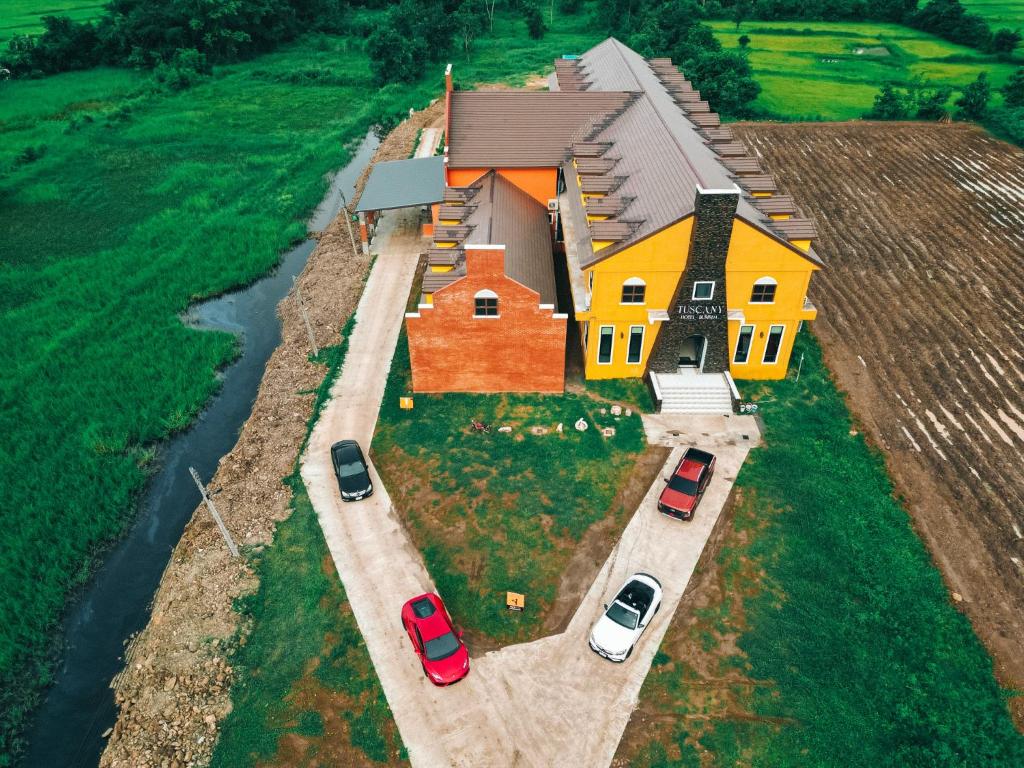 un modelo de una casa con autos estacionados frente a ella en Tuscany Hotel Buriram, en Buriram