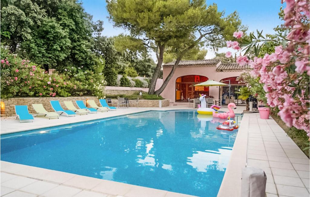 レ・アングルにあるBeautiful Home In Les Angles With 5 Bedrooms, Private Swimming Pool And Outdoor Swimming Poolのスイミングプール(椅子付)と家