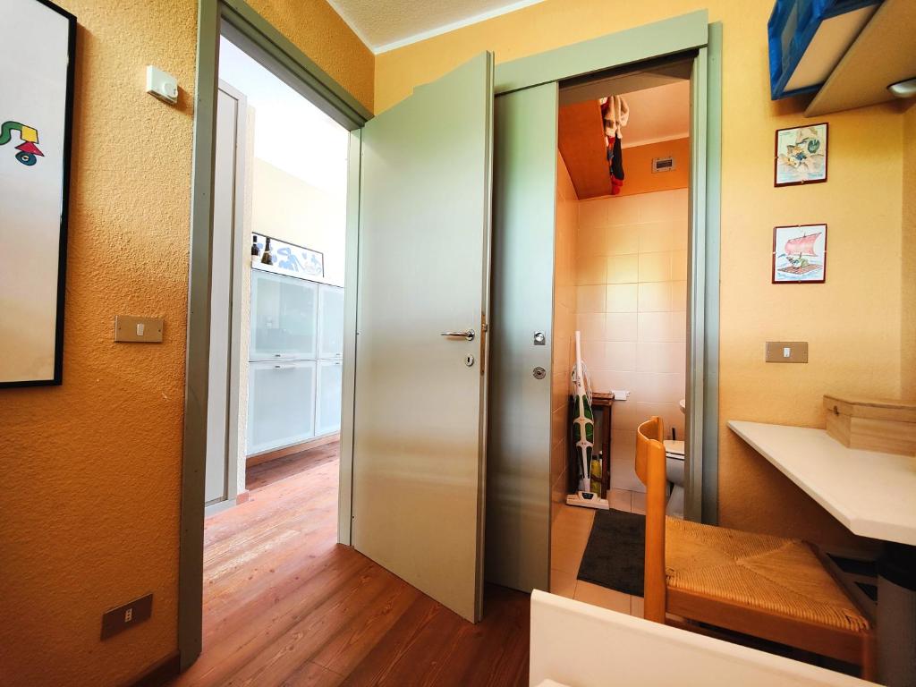 a hallway with a door to a room with a table at Hostdomus - Sansicario R9 in Cesana Torinese