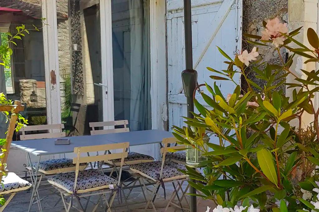 Cozy House on impressionist road - Housity