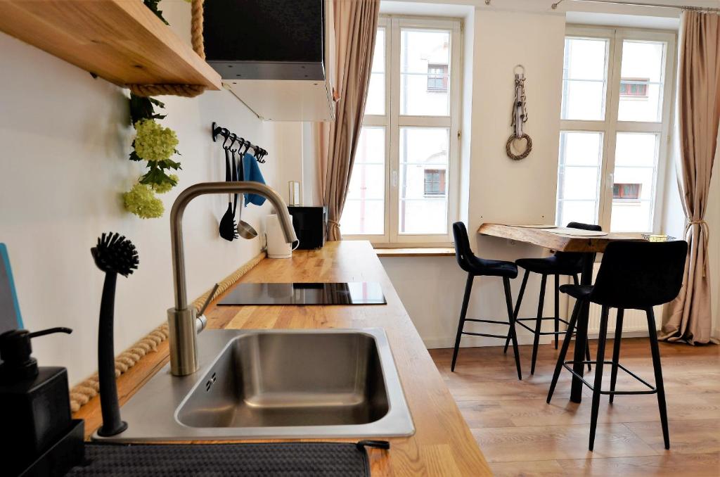 Televízia a/alebo spoločenská miestnosť v ubytovaní Apartament Szeroka Old Town