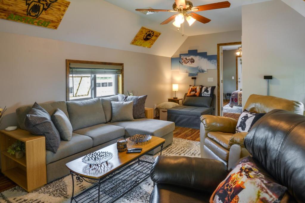- un salon avec un canapé et une table dans l'établissement Upstate New York Home Near Snowmobiling and ATVing!, 
