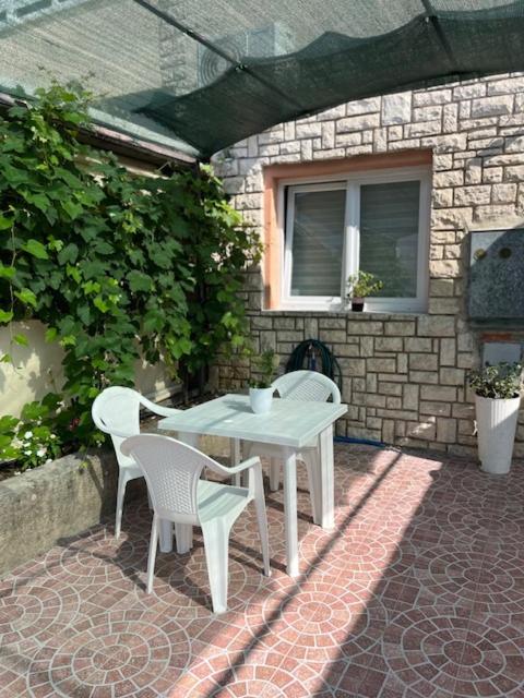 Patio nebo venkovní prostory v ubytování Naomi Rooms