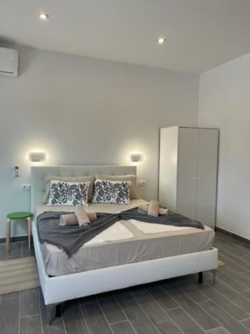 Postel nebo postele na pokoji v ubytování Naomi Rooms