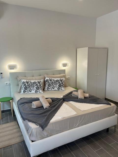 Postel nebo postele na pokoji v ubytování Naomi Rooms