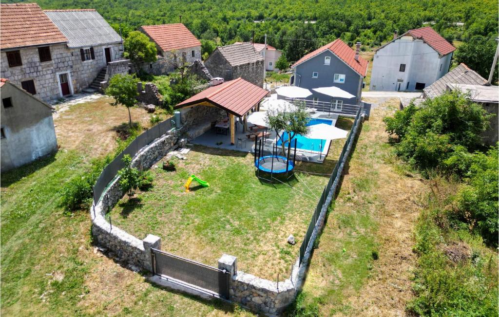 een luchtzicht op een huis met een speeltuin bij 3 Bedroom Stunning Home In Tijarica in Vukići