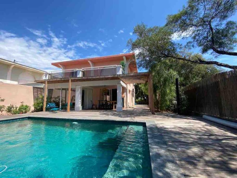 een huis met een zwembad voor een huis bij Nouveau Villa vue mer, proche centre et plage in Fréjus