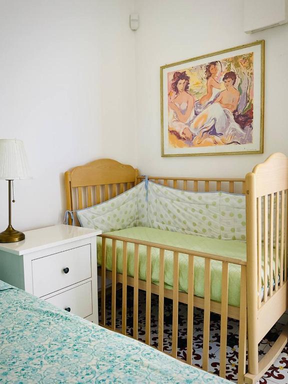 żłobek z dwoma łóżeczkami i obrazem na ścianie w obiekcie Residenza Gli Oleandri w mieście Formia