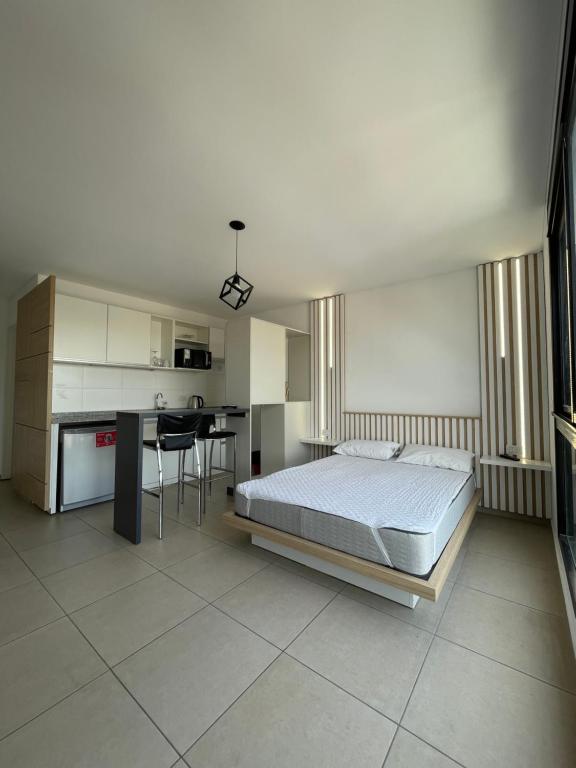 Cet appartement comprend une chambre avec un lit et une table ainsi qu'une cuisine. dans l'établissement Cafferata, à Rosario