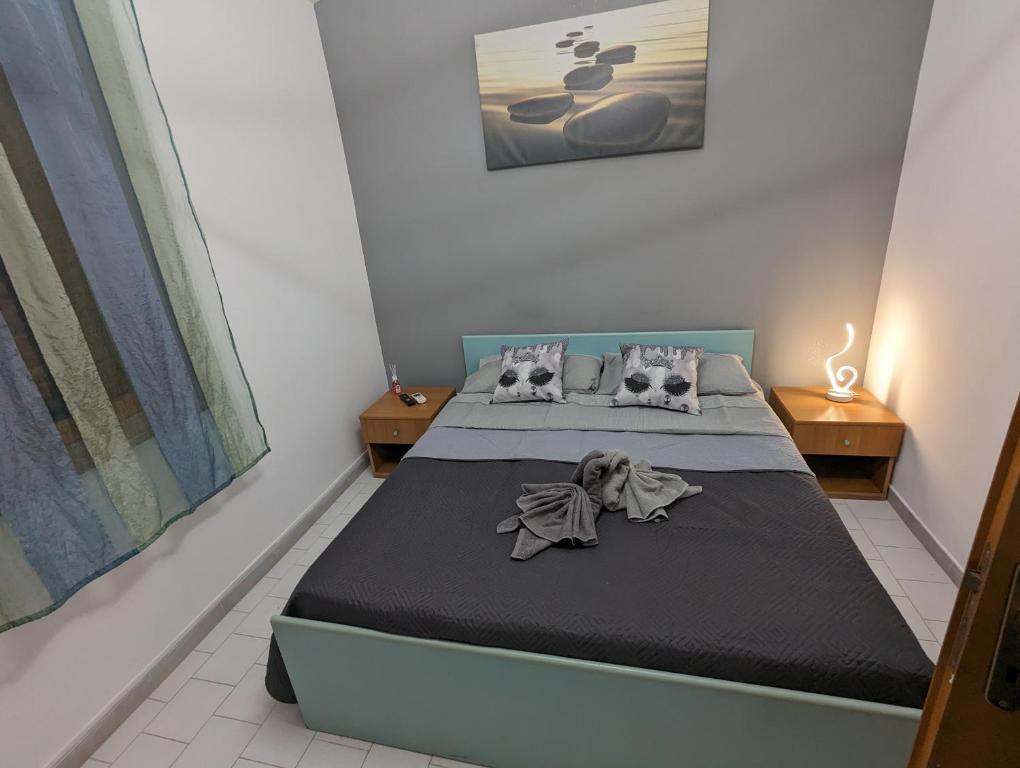 una piccola camera con un letto e due tavoli di Sciacca Holiday Home a Sciacca