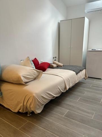 Postel nebo postele na pokoji v ubytování Naomi Rooms