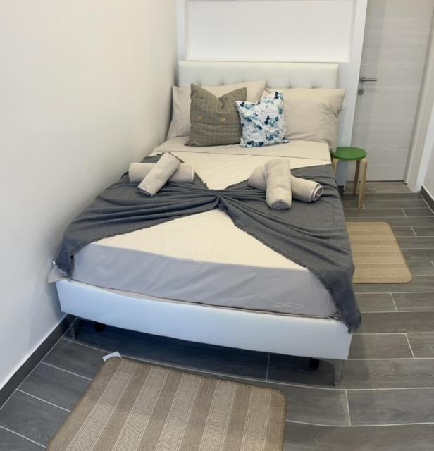 Postel nebo postele na pokoji v ubytování Naomi Rooms