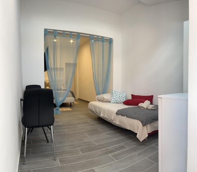 Postel nebo postele na pokoji v ubytování Naomi Rooms