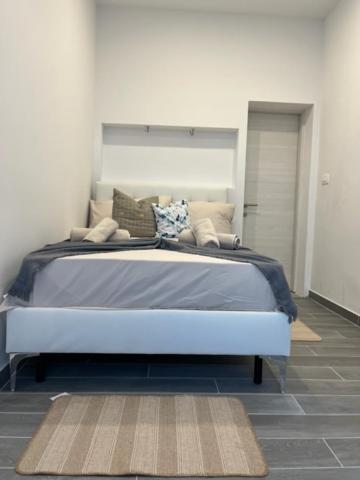 Postel nebo postele na pokoji v ubytování Naomi Rooms