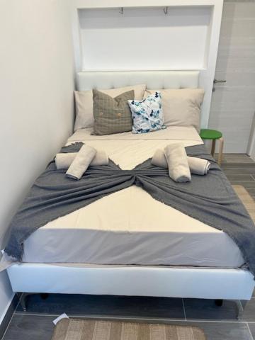 Postel nebo postele na pokoji v ubytování Naomi Rooms