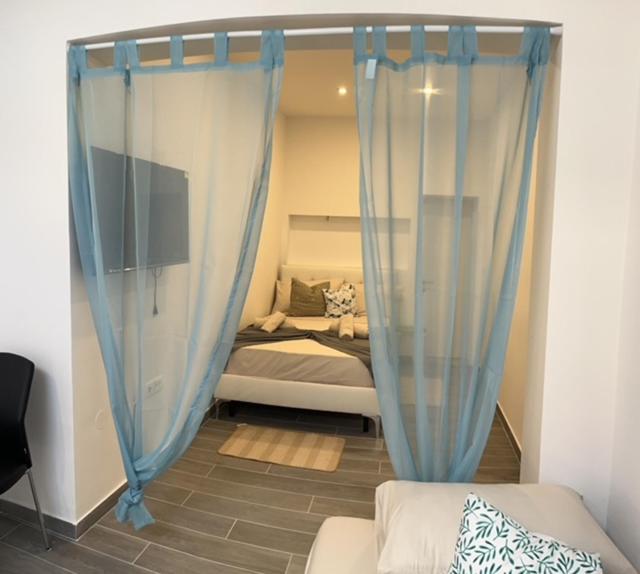 Postel nebo postele na pokoji v ubytování Naomi Rooms