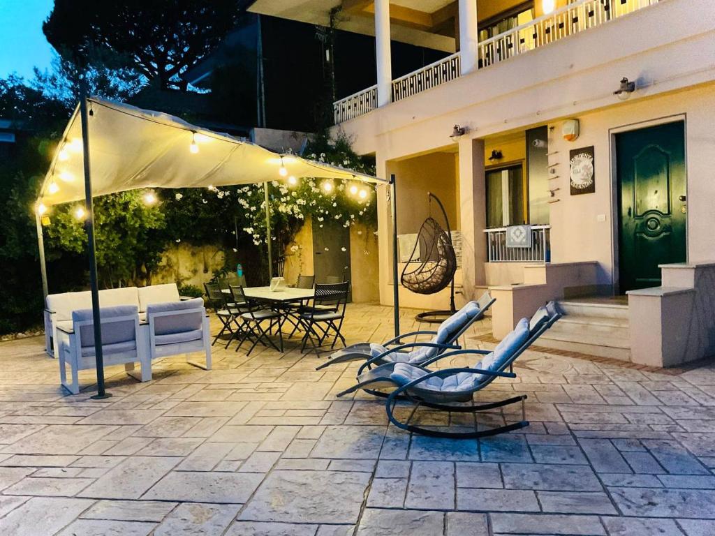 Patio lub wspólna przestrzeń na świeżym powietrzu w obiekcie Residenza Gli Oleandri