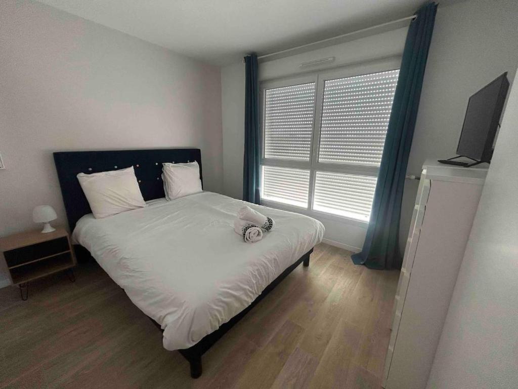 1 dormitorio con 1 cama con sábanas blancas y ventana en Appartement T2 -Parking -35Min Paris RER 2Min à Pied, en Évry-les-Châteaux
